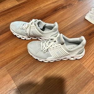 Women’s Oncloud size 7.5 women’s